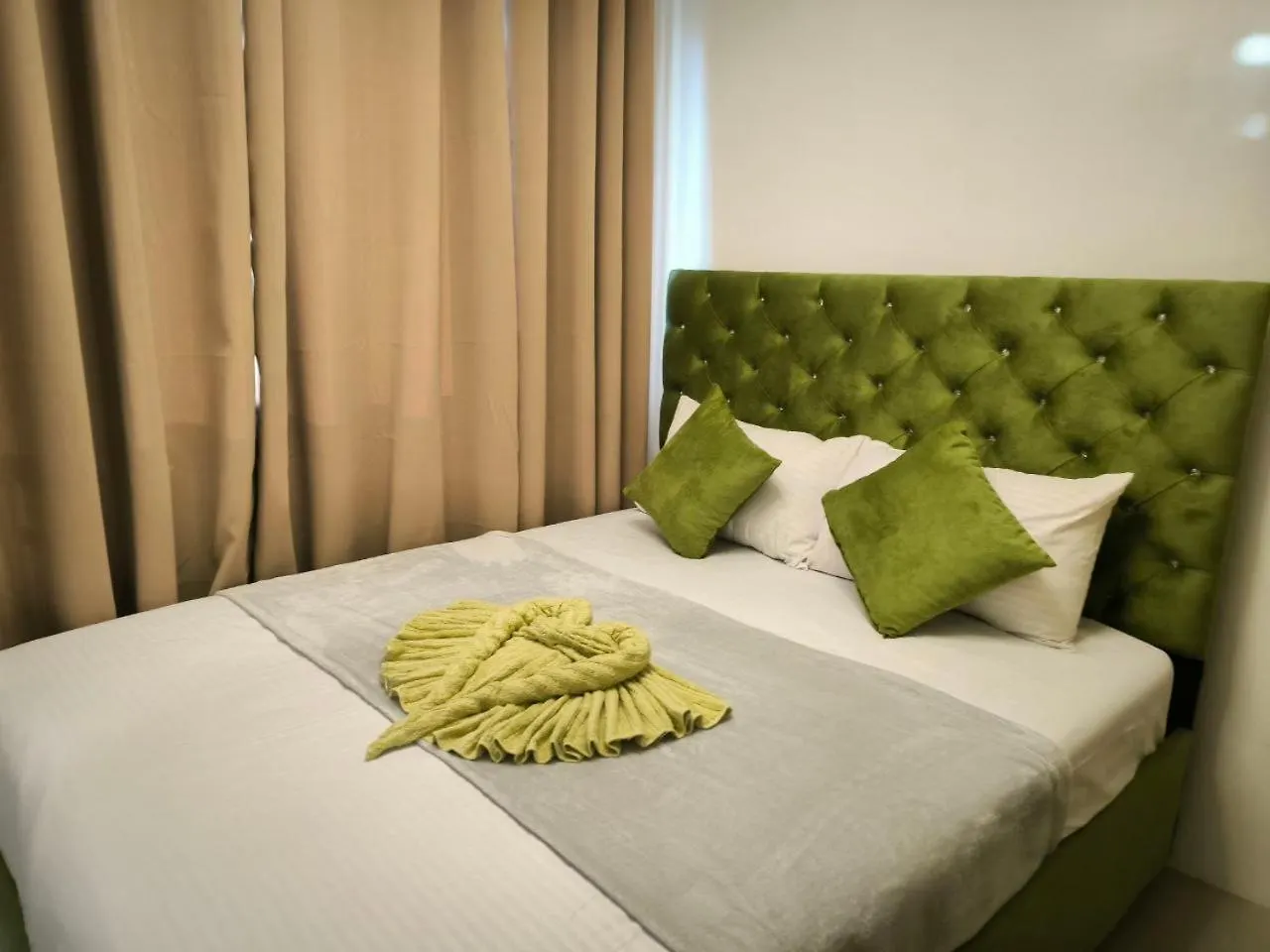 Avocado Room By Surestay Moa Manila Aparthotel